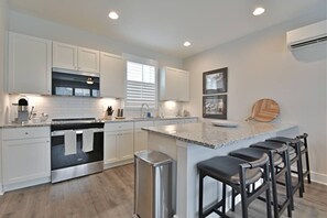 Kylskåp, mikrovågsugn, ugn och spishäll