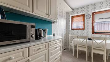 Een koelkast, een magnetron, een oven, een kookplaat