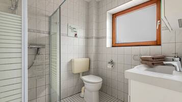 Ducha, secador de pelo y toallas