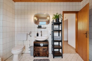 Shower, hair dryer, towels - Vacation Home "Ferienhäusl" with Mountain View, Private Terrace & Wi-Fi (Eschlkam)