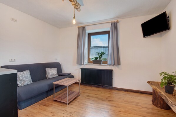 TV - Vacation Home "Ferienhäusl" with Mountain View, Private Terrace & Wi-Fi (Eschlkam)