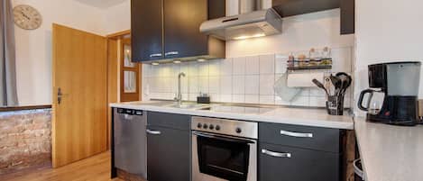 Fridge, oven, stovetop, dishwasher