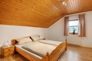 3 bedrooms, iron/ironing board, free WiFi, bed sheets - Vacation Home "Ferienhäusl" with Mountain View, Private Terrace & Wi-Fi (Eschlkam)