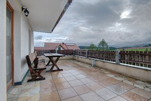 Outdoor dining - Vacation Home "Ferienhäusl" with Mountain View, Private Terrace & Wi-Fi (Eschlkam)