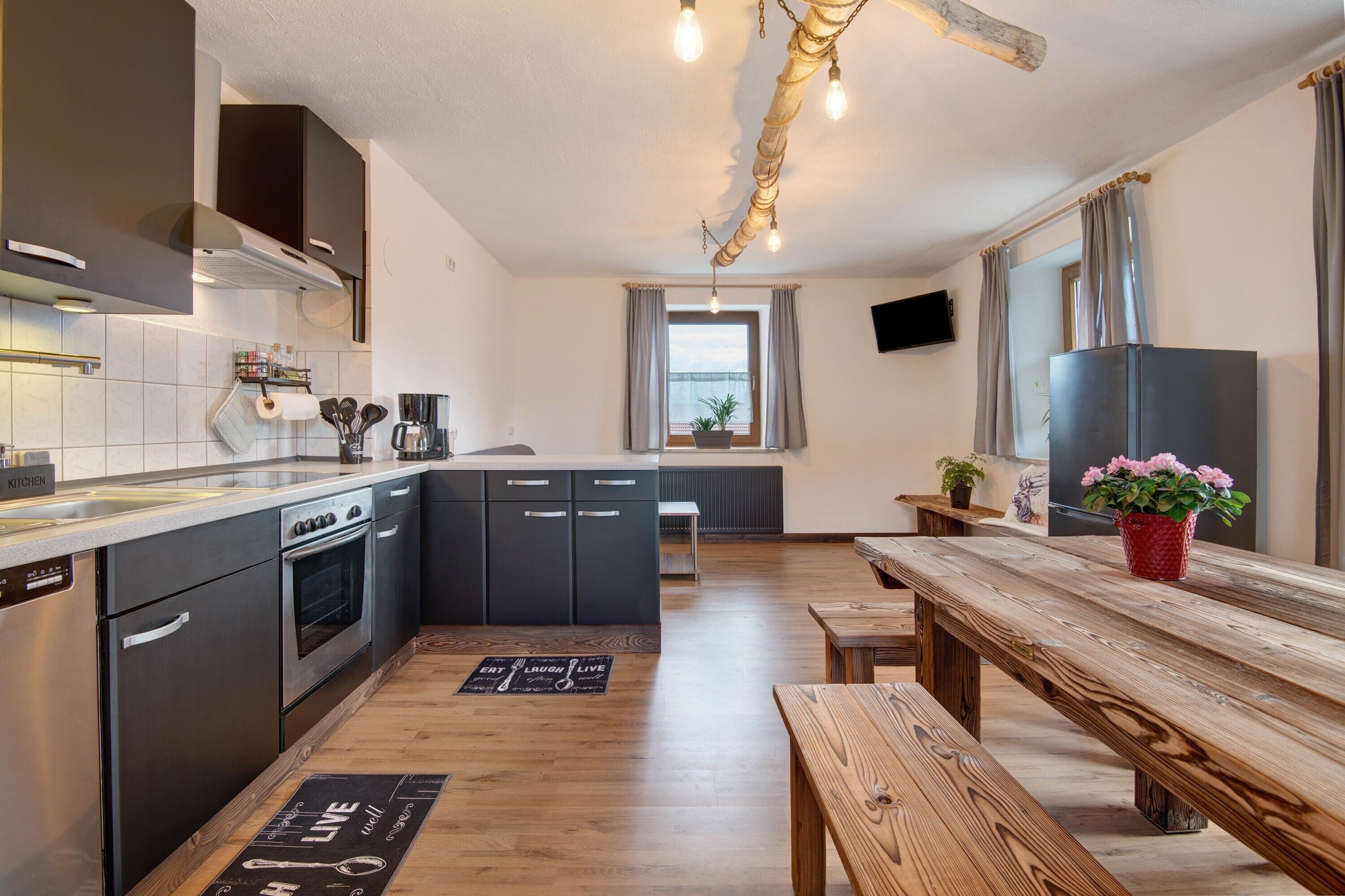 Fridge, oven, stovetop, dishwasher
