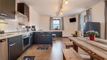 Fridge, oven, stovetop, dishwasher