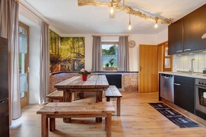 Jääkaappi, uuni, liesi, astianpesukone