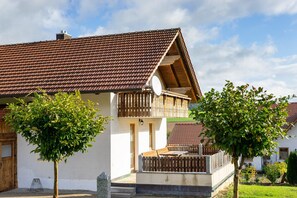 Exterior - Vacation Home "Ferienhäusl" with Mountain View, Private Terrace & Wi-Fi (Eschlkam)