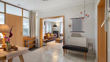 Fernseher, DVD-Player, Tischtennisplatte