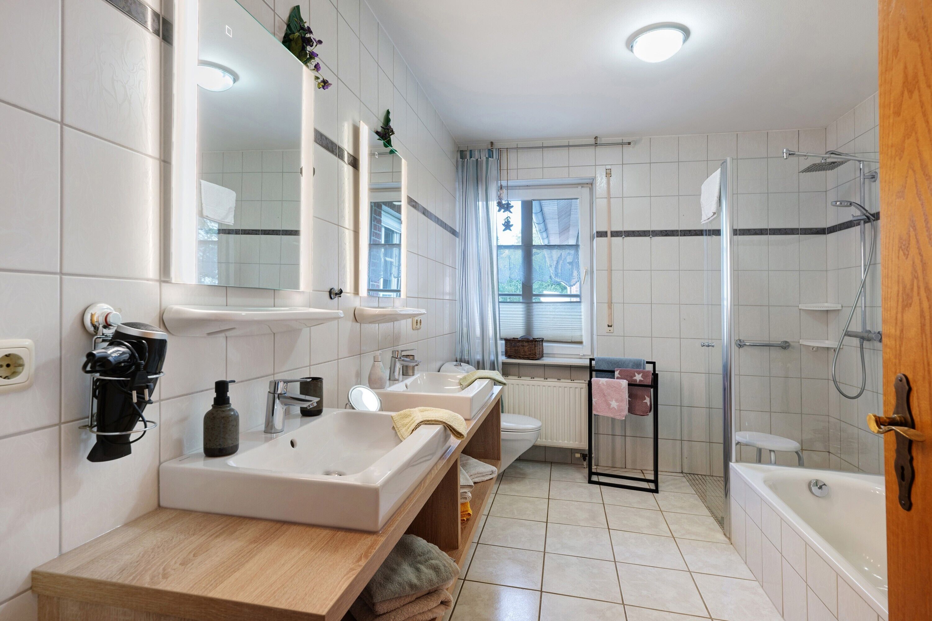 Dusche, Haartrockner, Handtücher