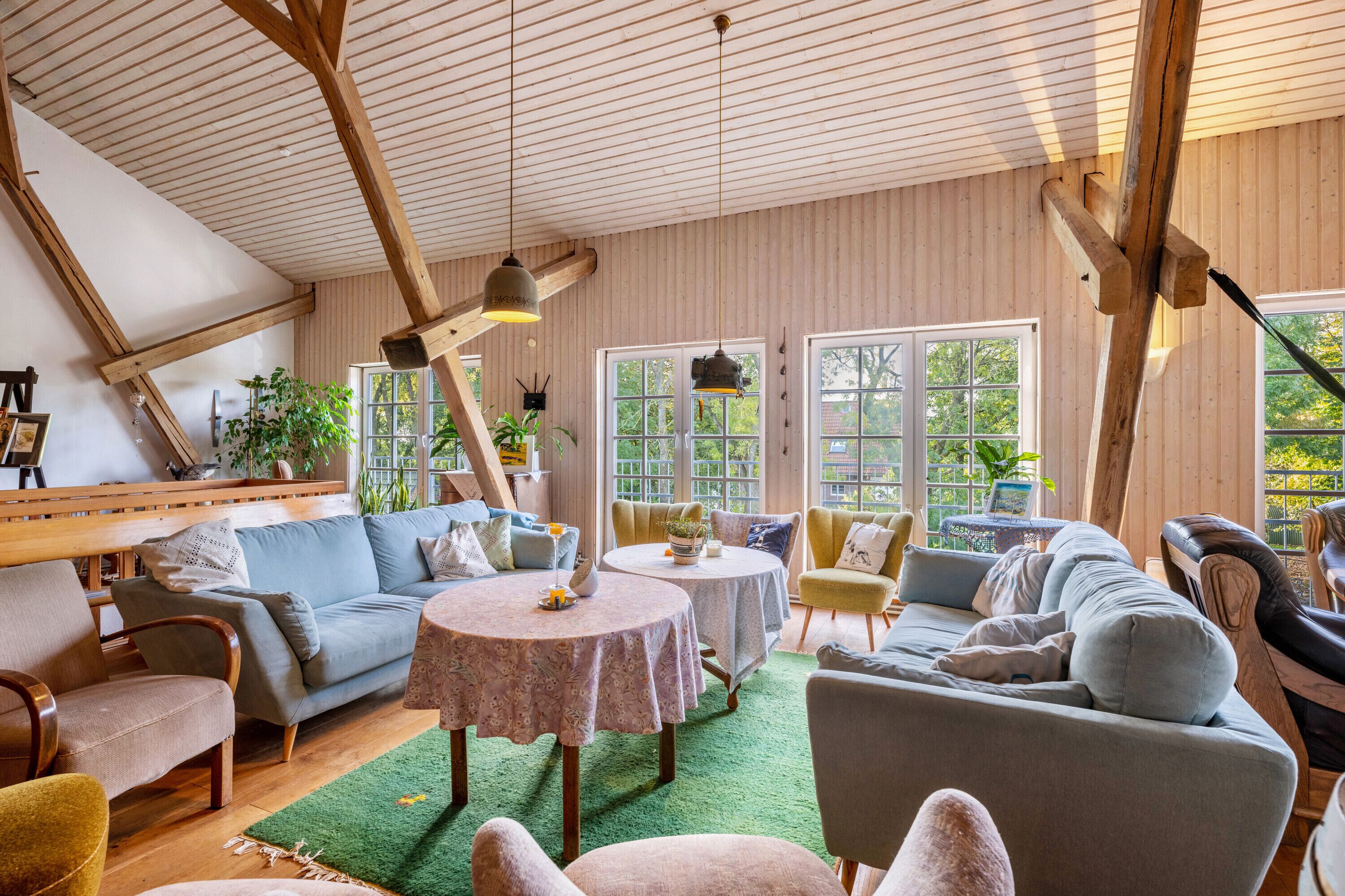 Fernseher, DVD-Player, Tischtennisplatte