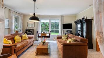 Fernseher, DVD-Player, Tischtennisplatte