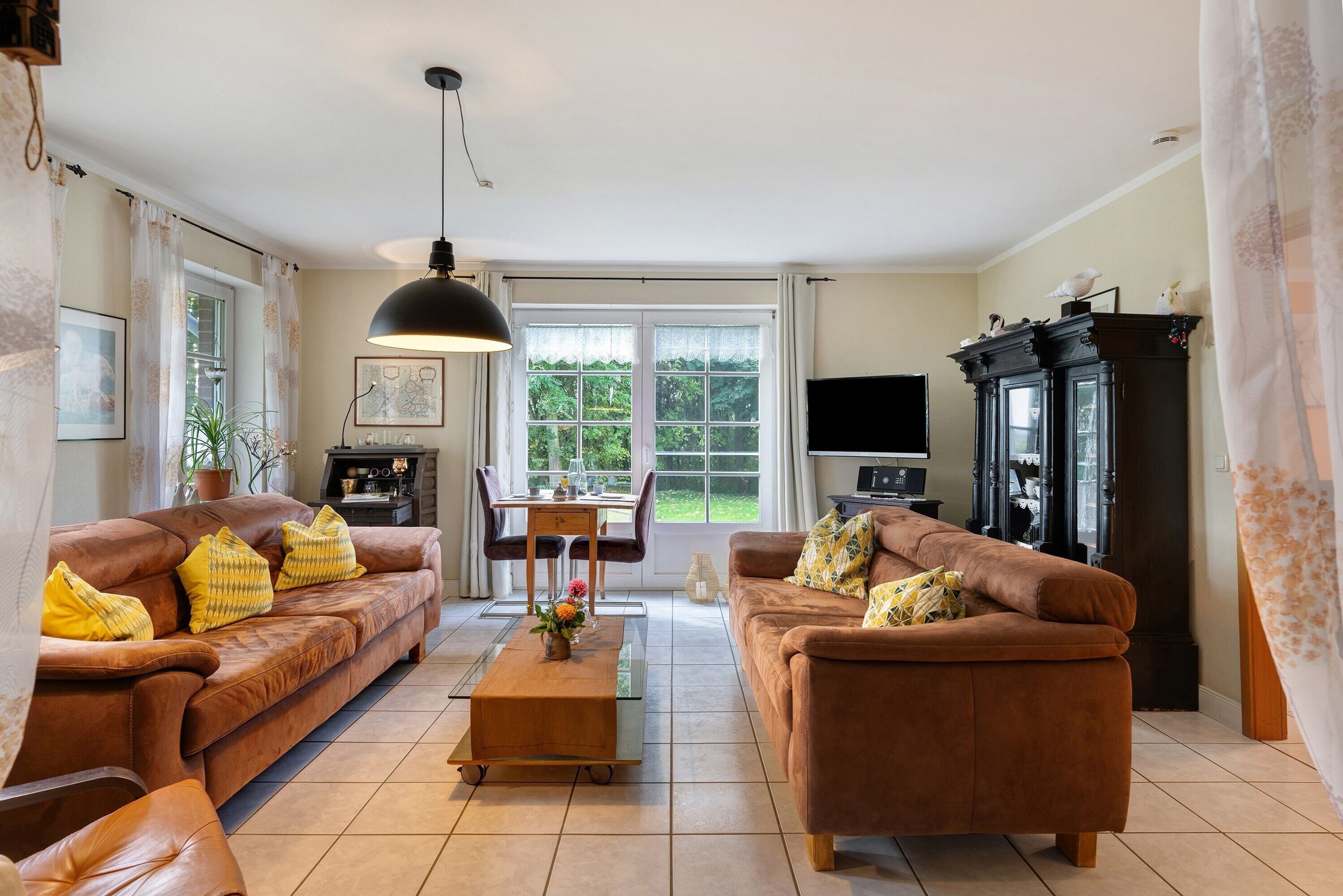 Fernseher, DVD-Player, Tischtennisplatte