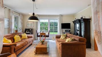 Fernseher, DVD-Player, Tischtennisplatte