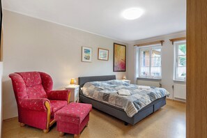 2 habitaciones, tabla de planchar con plancha y ropa de cama