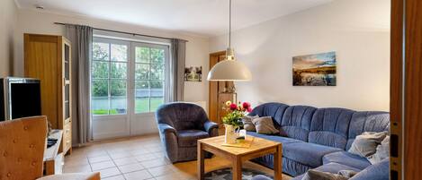 Una televisión, un reproductor de DVD, una mesa de tenis de mesa