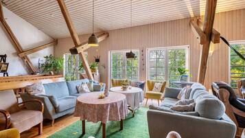 Fernseher, Tischtennisplatte