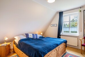 2 soverom, strykejern/-brett og sengetøy