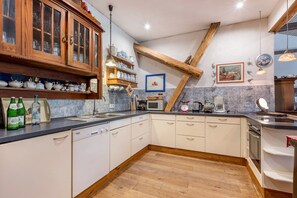 Fridge, microwave, oven, stovetop - Apartment 'Hauke Haien' with Private Terrace and Shared Garden (Nordstrand)