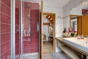 Douche, séchoir à cheveux, serviettes fournies
