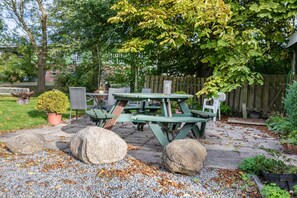 Outdoor dining - Apartment 'Elke Volkerts' with Private Terrace and Shared Garden (Nordstrand)