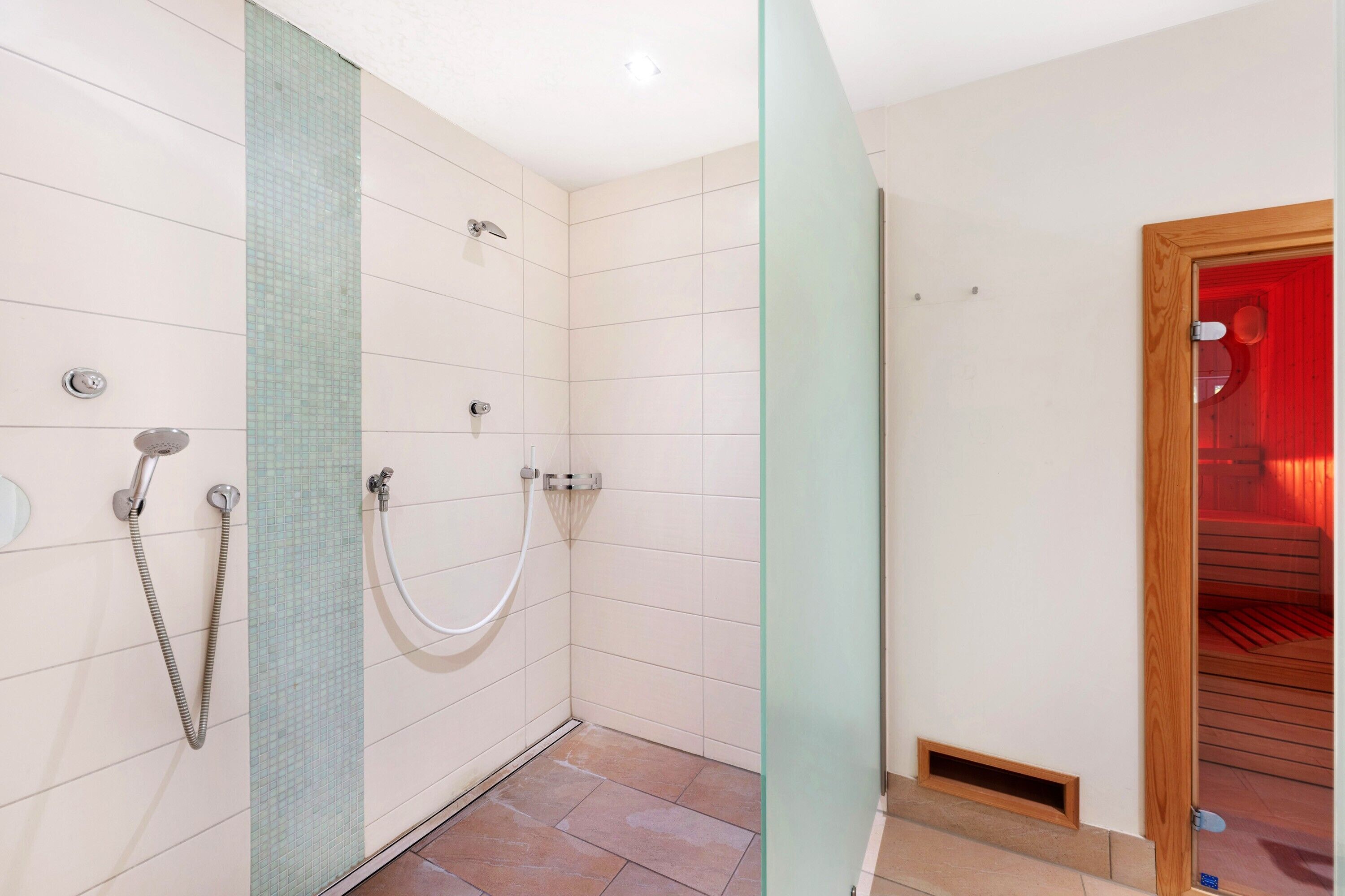 Een douche, een haardroger, handdoeken