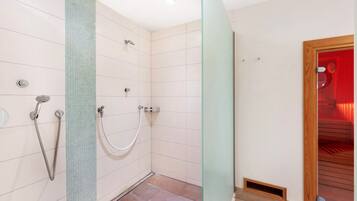 Een douche, een haardroger, handdoeken