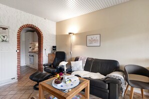 TV, fireplace - Apartment 'Haus Lith Deichblick' with Sea View, Private Terrace and Wi-Fi (Nordstrand)