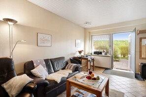 TV, fireplace - Apartment 'Haus Lith Deichblick' with Sea View, Private Terrace and Wi-Fi (Nordstrand)