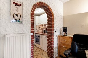 Fridge, microwave, oven, stovetop - Apartment 'Haus Lith Deichblick' with Sea View, Private Terrace and Wi-Fi (Nordstrand)