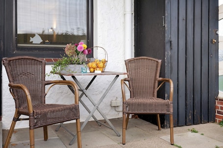 Outdoor dining. Apartment 'Haus Lith Deichblick' with Sea View, Private Terrace and Wi-Fi