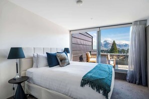3 bedrooms, desk, iron/ironing board, WiFi - Peak Views | Lakefront Luxury, Gas Fire, Hot Tub (Queenstown)