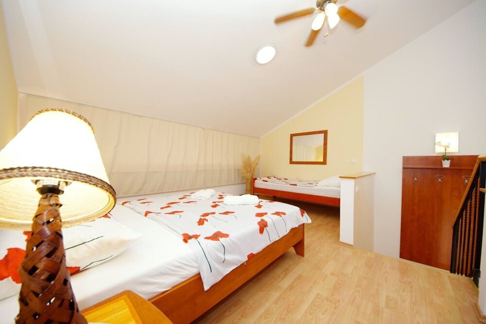 Apartments Dino (112921A2) Zavala island Hvar Zavala Vrbo