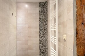 Douche, séchoir à cheveux, serviettes fournies