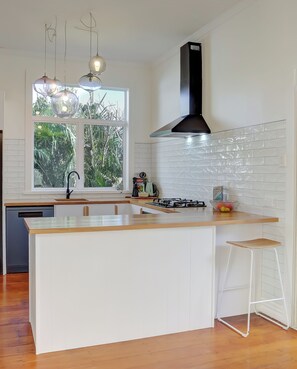 Fridge, microwave, oven, stovetop - The Blue House (Whanganui)