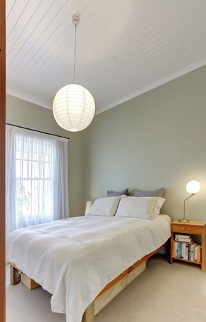3 bedrooms, iron/ironing board, WiFi, bed sheets - The Blue House (Whanganui)