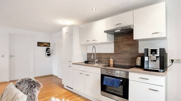 Fridge, oven, stovetop, coffee/tea maker