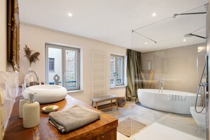 Dusj, hårføner og håndklær