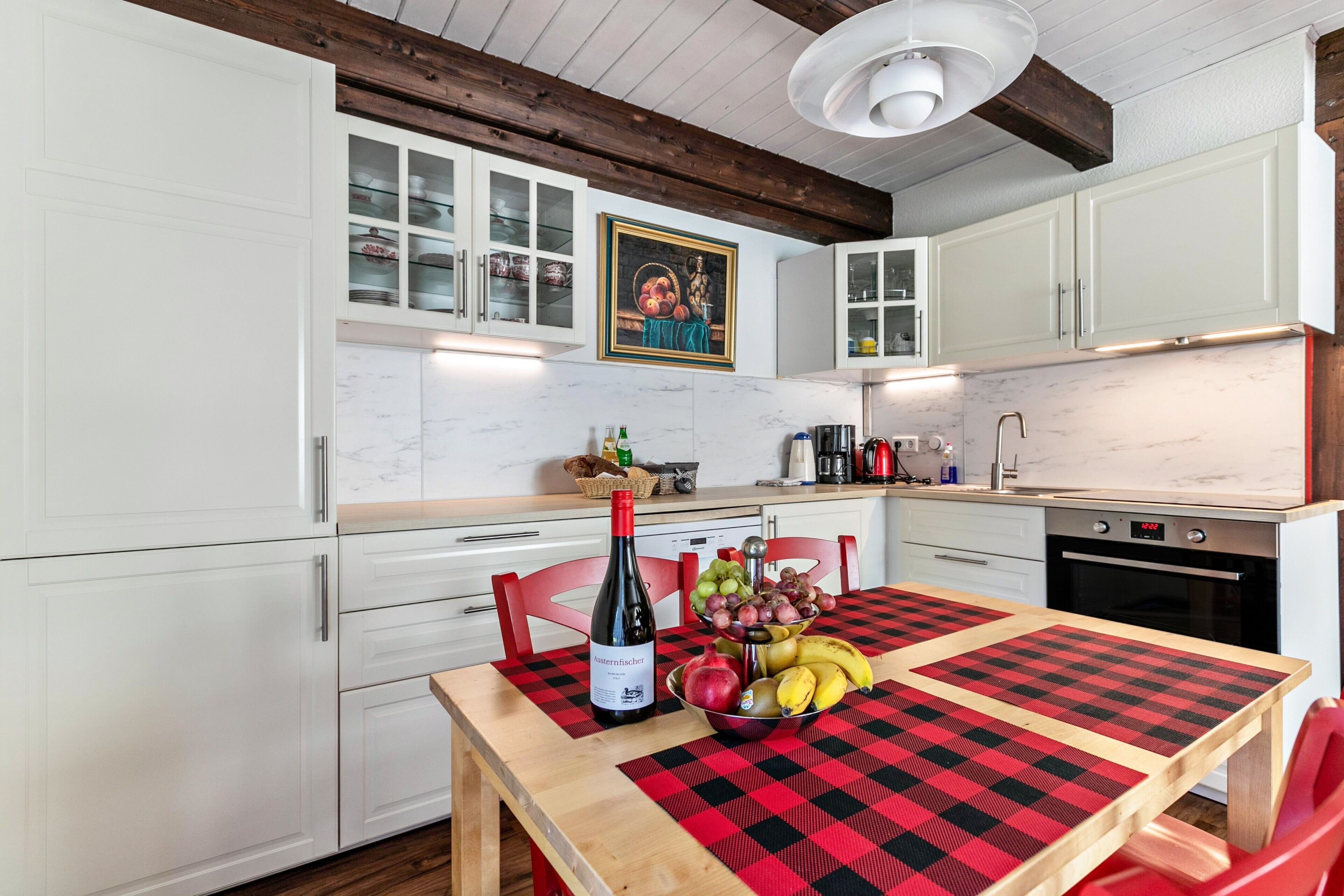 Kühlschrank, Ofen, Herdplatte, Wasserkocher mit Kaffee-/Teezubehör