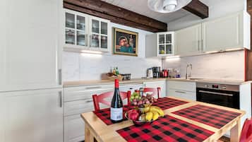 Refrigerador, horno, placa de cocina, cafetera/tetera