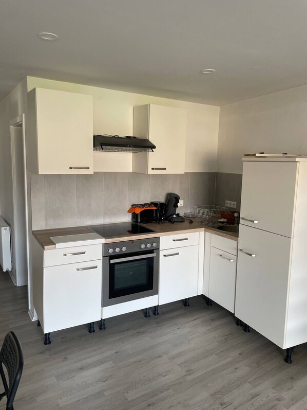 Fridge, oven, stovetop, coffee/tea maker