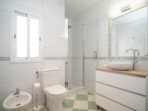 Douche, sèche-cheveux, serviettes fournies