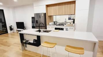 Kjøleskap, mikrobølgeovn, ovn og kokeplater