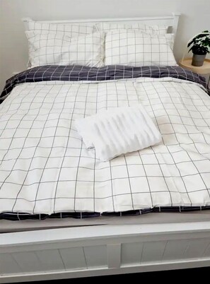 4 bedrooms, iron/ironing board, WiFi, bed sheets