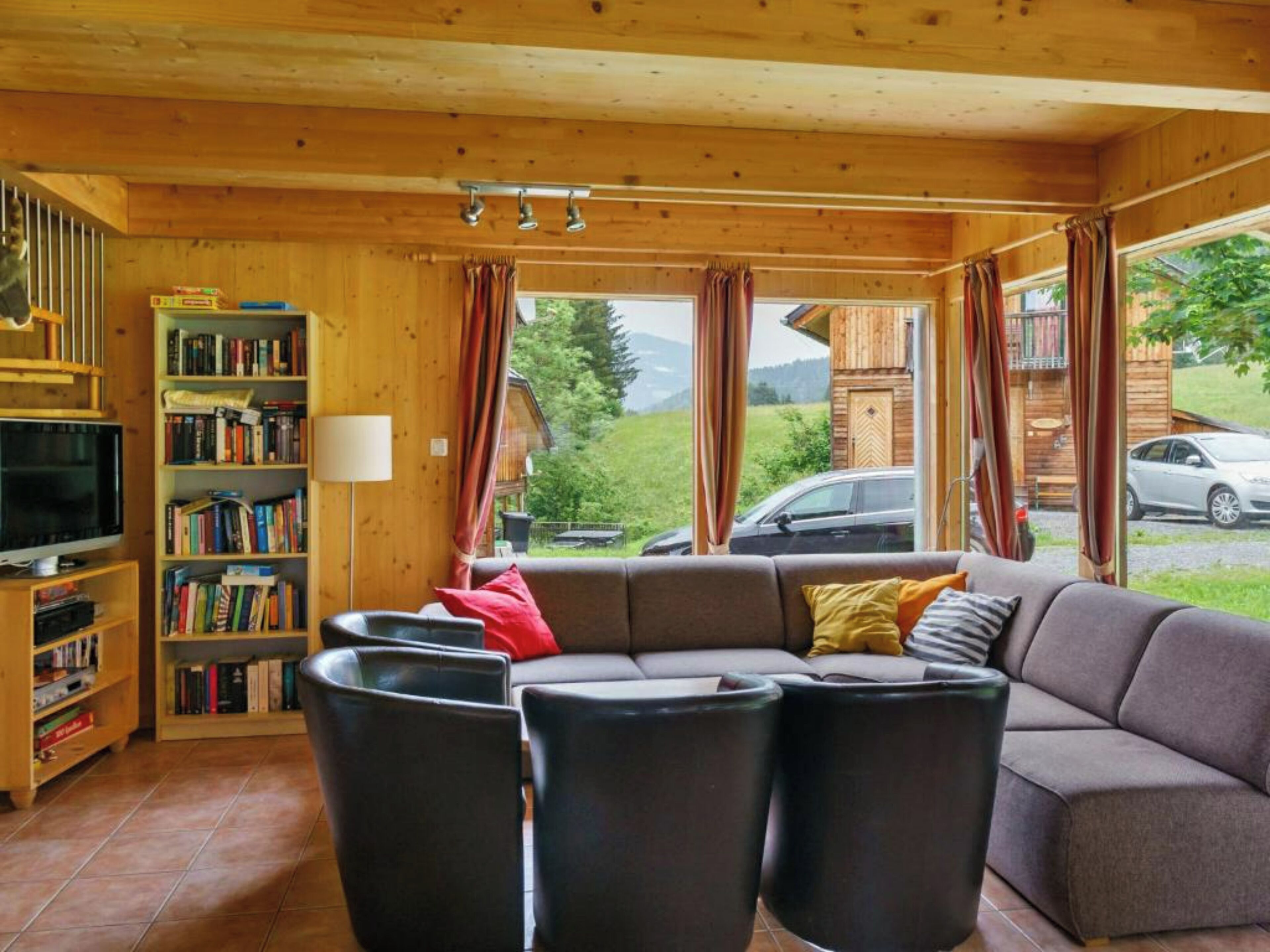 Fernseher, Kamin, DVD-Player