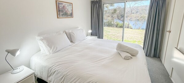 3 bedrooms, free WiFi - Banksia 1 3 bedroom lake frontage (Jindabyne)