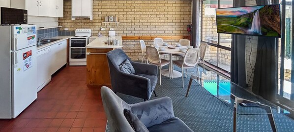 Mikroaaltouuni, astianpesukone, ruokailupöytä