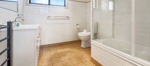 A bathroom with a toilet, sink, and shower. - Dromaius 6 amazing lake and mountain views with double garage (Jindabyne)