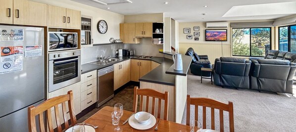 Fridge, microwave, oven, stovetop - Dromaius 6 amazing lake and mountain views with double garage (Jindabyne)