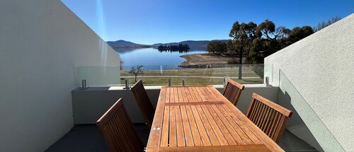 Horizons 317 studio right on the Lake